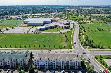 Saskatoon 'daki University Heights' ın nefes kesici hava görüntüsü, Saskatchewans 'ın manzaralı arka planına karşı akademik merkezlerin ve yerleşim yerlerinin birleşimini gösteriyor.