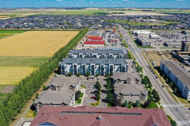 Saskatoon 'daki University Heights' ın nefes kesici hava görüntüsü, Saskatchewans 'ın manzaralı arka planına karşı akademik merkezlerin ve yerleşim yerlerinin birleşimini gösteriyor.