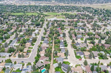 Saskatoon 'daki College Park' ın kuşbakışı perspektifi Saskatchewans 'ın zamansız tuval manzarasına karşı akademik enerjisini ve konut huzurunu gösteriyor..