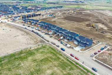Saskatoon 'daki Rosewood mahallesinin hava görüntüsü, modern yaşamın mozaiğini ve Saskatchewan arazisinin dingin genişliğini gösteriyor.