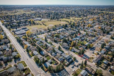 Saskatoon 'daki College Park' ın kuşbakışı perspektifi Saskatchewans 'ın zamansız tuval manzarasına karşı akademik enerjisini ve konut huzurunu gösteriyor..