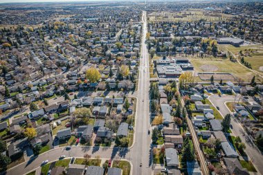 Saskatoon 'daki College Park' ın kuşbakışı perspektifi Saskatchewans 'ın zamansız tuval manzarasına karşı akademik enerjisini ve konut huzurunu gösteriyor..