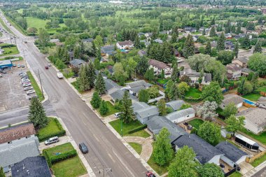 Saskatoon 'daki College Park' ın kuşbakışı perspektifi Saskatchewans 'ın zamansız tuval manzarasına karşı akademik enerjisini ve konut huzurunu gösteriyor..