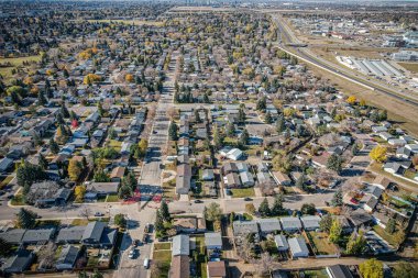 Saskatoon 'daki College Park' ın kuşbakışı perspektifi Saskatchewans 'ın zamansız tuval manzarasına karşı akademik enerjisini ve konut huzurunu gösteriyor..