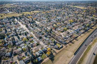 Saskatoon 'daki College Park' ın kuşbakışı perspektifi Saskatchewans 'ın zamansız tuval manzarasına karşı akademik enerjisini ve konut huzurunu gösteriyor..