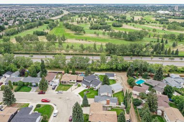 Saskatoon 'daki College Park' ın kuşbakışı perspektifi Saskatchewans 'ın zamansız tuval manzarasına karşı akademik enerjisini ve konut huzurunu gösteriyor..