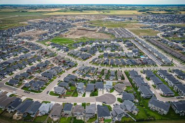 Saskatoon 'daki Rosewood mahallesinin yükseltilmiş görüntüsü, Saskatchewans' ın sakin doğal tuvaliyle iç içe geçmiş kentsel tasarım bir duvar halısı sunuyor..