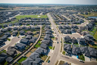 Saskatoon 'daki Rosewood mahallesinin yükseltilmiş görüntüsü, Saskatchewans' ın sakin doğal tuvaliyle iç içe geçmiş kentsel tasarım bir duvar halısı sunuyor..