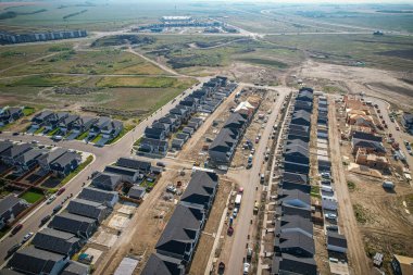 Saskatoon 'daki Rosewood mahallesinin yükseltilmiş görüntüsü, Saskatchewans' ın sakin doğal tuvaliyle iç içe geçmiş kentsel tasarım bir duvar halısı sunuyor..