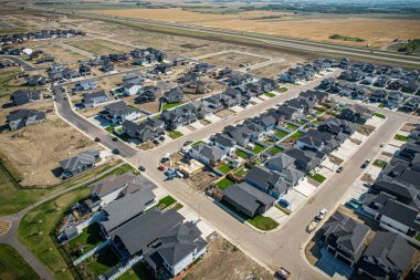 Saskatoon 'daki Rosewood mahallesinin yükseltilmiş görüntüsü, Saskatchewans' ın sakin doğal tuvaliyle iç içe geçmiş kentsel tasarım bir duvar halısı sunuyor..