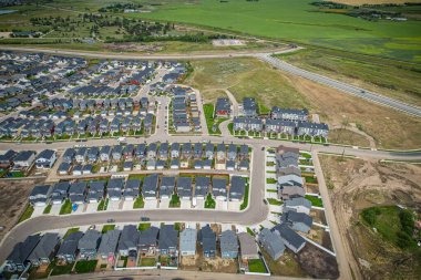 Saskatoon 'daki Rosewood mahallesinin yükseltilmiş görüntüsü, Saskatchewans' ın sakin doğal tuvaliyle iç içe geçmiş kentsel tasarım bir duvar halısı sunuyor..