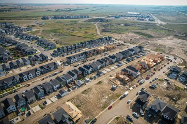 Saskatoon 'daki Rosewood mahallesinin yükseltilmiş görüntüsü, Saskatchewans' ın sakin doğal tuvaliyle iç içe geçmiş kentsel tasarım bir duvar halısı sunuyor..