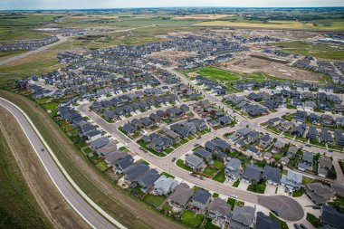 Saskatoon 'daki Rosewood mahallesinin yükseltilmiş görüntüsü, Saskatchewans' ın sakin doğal tuvaliyle iç içe geçmiş kentsel tasarım bir duvar halısı sunuyor..
