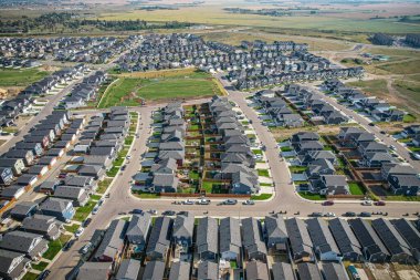 Saskatoon 'daki Rosewood mahallesinin yükseltilmiş görüntüsü, Saskatchewans' ın sakin doğal tuvaliyle iç içe geçmiş kentsel tasarım bir duvar halısı sunuyor..