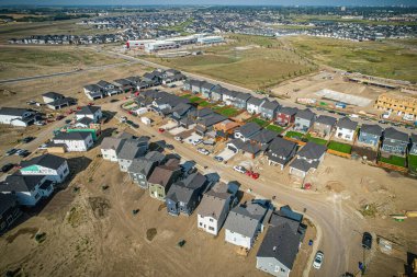 Saskatoon 'daki Rosewood mahallesinin yükseltilmiş görüntüsü, Saskatchewans' ın sakin doğal tuvaliyle iç içe geçmiş kentsel tasarım bir duvar halısı sunuyor..