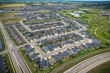 Saskatoon 'daki Rosewood mahallesinin yükseltilmiş görüntüsü, Saskatchewans' ın sakin doğal tuvaliyle iç içe geçmiş kentsel tasarım bir duvar halısı sunuyor..