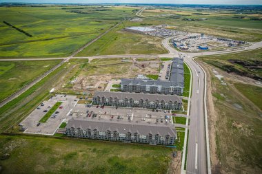 Saskatoon 'daki Rosewood mahallesinin yükseltilmiş görüntüsü, Saskatchewans' ın sakin doğal tuvaliyle iç içe geçmiş kentsel tasarım bir duvar halısı sunuyor..