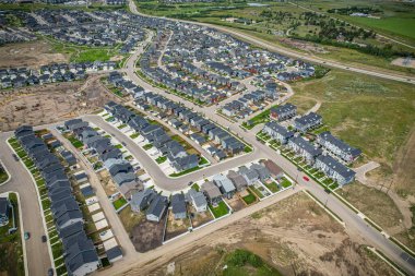Saskatoon 'daki Rosewood mahallesinin yükseltilmiş görüntüsü, Saskatchewans' ın sakin doğal tuvaliyle iç içe geçmiş kentsel tasarım bir duvar halısı sunuyor..