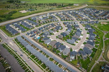 Saskatoon 'daki Rosewood mahallesinin yükseltilmiş görüntüsü, Saskatchewans' ın sakin doğal tuvaliyle iç içe geçmiş kentsel tasarım bir duvar halısı sunuyor..