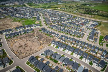 Saskatoon 'daki Rosewood mahallesinin yükseltilmiş görüntüsü, Saskatchewans' ın sakin doğal tuvaliyle iç içe geçmiş kentsel tasarım bir duvar halısı sunuyor..