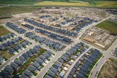 Saskatoon 'daki Rosewood mahallesinin yükseltilmiş görüntüsü, Saskatchewans' ın sakin doğal tuvaliyle iç içe geçmiş kentsel tasarım bir duvar halısı sunuyor..