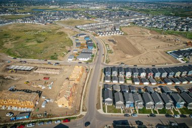Saskatoon 'daki Rosewood mahallesinin yükseltilmiş görüntüsü, Saskatchewans' ın sakin doğal tuvaliyle iç içe geçmiş kentsel tasarım bir duvar halısı sunuyor..