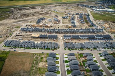 Saskatoon 'daki Rosewood mahallesinin yükseltilmiş görüntüsü, Saskatchewans' ın sakin doğal tuvaliyle iç içe geçmiş kentsel tasarım bir duvar halısı sunuyor..