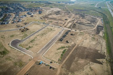 Saskatoon 'daki Rosewood mahallesinin yükseltilmiş görüntüsü, Saskatchewans' ın sakin doğal tuvaliyle iç içe geçmiş kentsel tasarım bir duvar halısı sunuyor..