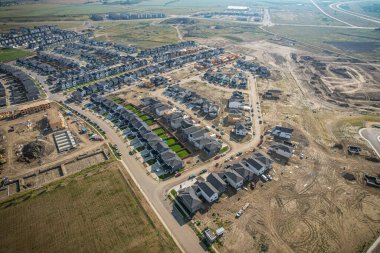 Saskatoon 'daki Rosewood mahallesinin yükseltilmiş görüntüsü, Saskatchewans' ın sakin doğal tuvaliyle iç içe geçmiş kentsel tasarım bir duvar halısı sunuyor..