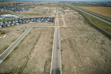 Saskatoon 'daki Rosewood mahallesinin yükseltilmiş görüntüsü, Saskatchewans' ın sakin doğal tuvaliyle iç içe geçmiş kentsel tasarım bir duvar halısı sunuyor..