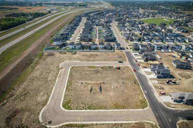 Saskatoon 'daki Rosewood mahallesinin yükseltilmiş görüntüsü, Saskatchewans' ın sakin doğal tuvaliyle iç içe geçmiş kentsel tasarım bir duvar halısı sunuyor..