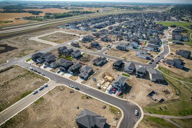 Saskatoon 'daki Rosewood mahallesinin yükseltilmiş görüntüsü, Saskatchewans' ın sakin doğal tuvaliyle iç içe geçmiş kentsel tasarım bir duvar halısı sunuyor..