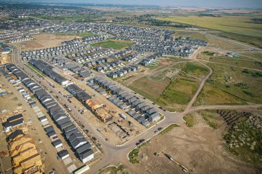 Saskatoon 'daki Rosewood mahallesinin yükseltilmiş görüntüsü, Saskatchewans' ın sakin doğal tuvaliyle iç içe geçmiş kentsel tasarım bir duvar halısı sunuyor..