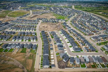 Saskatoon 'daki Rosewood mahallesinin yükseltilmiş görüntüsü, Saskatchewans' ın sakin doğal tuvaliyle iç içe geçmiş kentsel tasarım bir duvar halısı sunuyor..