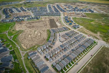 Saskatoon 'daki Rosewood mahallesinin yükseltilmiş görüntüsü, Saskatchewans' ın sakin doğal tuvaliyle iç içe geçmiş kentsel tasarım bir duvar halısı sunuyor..