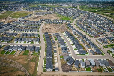 Saskatoon 'daki Rosewood mahallesinin yükseltilmiş görüntüsü, Saskatchewans' ın sakin doğal tuvaliyle iç içe geçmiş kentsel tasarım bir duvar halısı sunuyor..