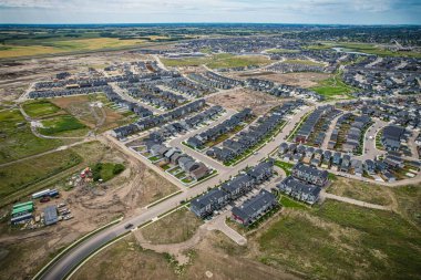 Saskatoon 'daki Rosewood mahallesinin yükseltilmiş görüntüsü, Saskatchewans' ın sakin doğal tuvaliyle iç içe geçmiş kentsel tasarım bir duvar halısı sunuyor..