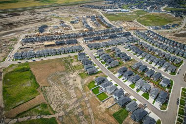 Saskatoon 'daki Rosewood mahallesinin yükseltilmiş görüntüsü, Saskatchewans' ın sakin doğal tuvaliyle iç içe geçmiş kentsel tasarım bir duvar halısı sunuyor..