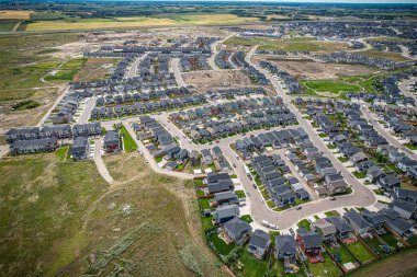 Saskatoon 'daki Rosewood mahallesinin yükseltilmiş görüntüsü, Saskatchewans' ın sakin doğal tuvaliyle iç içe geçmiş kentsel tasarım bir duvar halısı sunuyor..