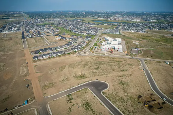 Saskatoon 'daki Rosewood mahallesinin yükseltilmiş görüntüsü, Saskatchewans' ın sakin doğal tuvaliyle iç içe geçmiş kentsel tasarım bir duvar halısı sunuyor..