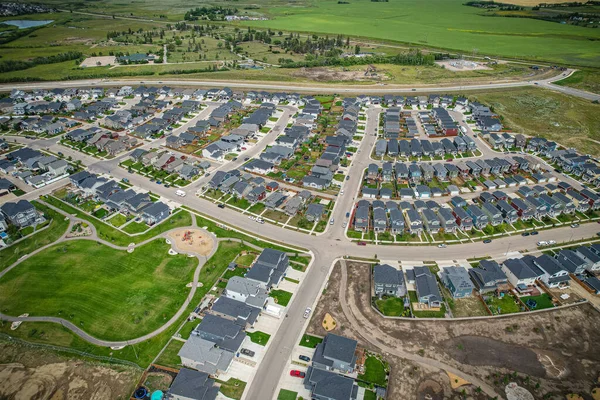 Saskatoon 'daki Rosewood mahallesinin yükseltilmiş görüntüsü, Saskatchewans' ın sakin doğal tuvaliyle iç içe geçmiş kentsel tasarım bir duvar halısı sunuyor..