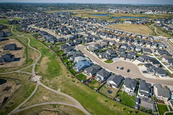 Saskatoon 'daki Rosewood mahallesinin yükseltilmiş görüntüsü, Saskatchewans' ın sakin doğal tuvaliyle iç içe geçmiş kentsel tasarım bir duvar halısı sunuyor..