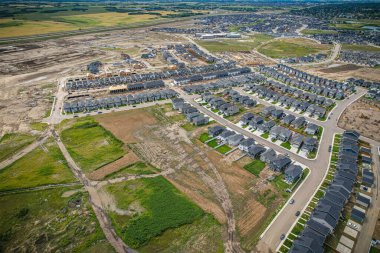 Saskatoon 'daki Rosewood mahallesinin yükseltilmiş görüntüsü, Saskatchewans' ın sakin doğal tuvaliyle iç içe geçmiş kentsel tasarım bir duvar halısı sunuyor..