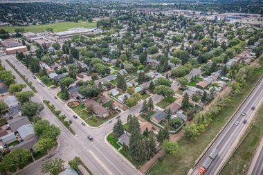 Saskatoon 'daki College Park' ın kuşbakışı perspektifi Saskatchewans 'ın zamansız tuval manzarasına karşı akademik enerjisini ve konut huzurunu gösteriyor..