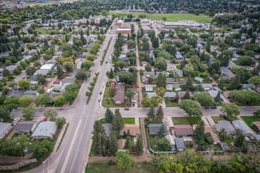 Saskatoon 'daki College Park' ın kuşbakışı perspektifi Saskatchewans 'ın zamansız tuval manzarasına karşı akademik enerjisini ve konut huzurunu gösteriyor..