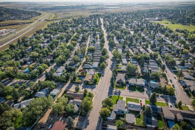 Saskatoon 'daki College Park' ın kuşbakışı perspektifi Saskatchewans 'ın zamansız tuval manzarasına karşı akademik enerjisini ve konut huzurunu gösteriyor..