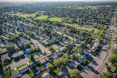 Saskatoon 'daki College Park' ın kuşbakışı perspektifi Saskatchewans 'ın zamansız tuval manzarasına karşı akademik enerjisini ve konut huzurunu gösteriyor..
