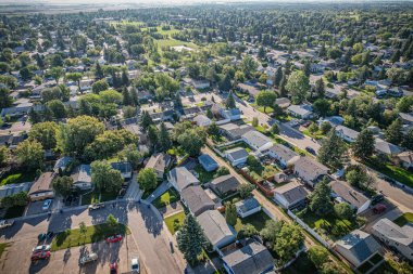 Saskatoon 'daki College Park' ın kuşbakışı perspektifi Saskatchewans 'ın zamansız tuval manzarasına karşı akademik enerjisini ve konut huzurunu gösteriyor..