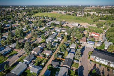 Saskatoon 'daki College Park' ın kuşbakışı perspektifi Saskatchewans 'ın zamansız tuval manzarasına karşı akademik enerjisini ve konut huzurunu gösteriyor..