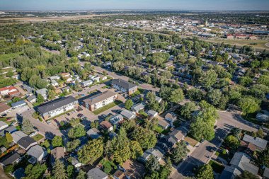 Saskatoon 'daki College Park' ın kuşbakışı perspektifi Saskatchewans 'ın zamansız tuval manzarasına karşı akademik enerjisini ve konut huzurunu gösteriyor..